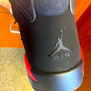 Air Jordan retro sharp red and black only worn once